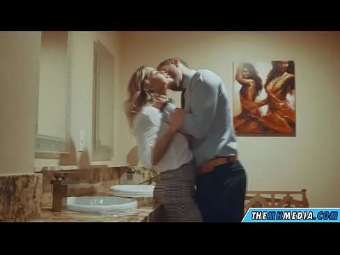 ❤️ Meta blonda busty seduces f'kamra tal-banju pubbliku ☑ Super sess lilna mt.sexflashgame.ru ❌️